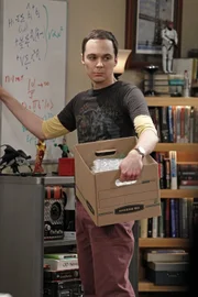Nach einem Streit mit Leonard packt Sheldon (Jim Parsons) schon mal dessen Sachen zusammen, damit er zu Penny ziehen kann ...