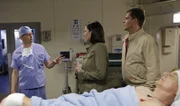 Nachdem Gibbs (Mark Harmon, liegend) angeschossen wurde, machen sich CIA Officer Joanna Teague (Mimi Rogers, M.) und DiNozzo (Michael Weatherly, r.) großen Sorgen um ihn. Doch Dr. Cyril Taft (Jon Cryer, l.) gibt alles, um ihn zu retten ...