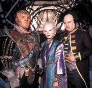 G'Kar (Andreas Katsulas,l.), Delenn (Mira Furlan,m.) und Londo Mollari (Peter Jurasik).