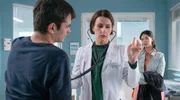 Mike Wiesinger (Anton Andreew, li.) geht es seit einem Infekt immer schlechter. Dr. Maria Weber (Annett Renneberg, mi.) versucht ihn zu untersuchen, doch Mikes Schwester Anna (Meryl Marty, re.) ist so in Sorge, dass sie jede Frage für ihn beantwortet und das auch dann, wenn keine gestellt wurde.