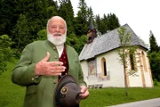Sepp Forcher vor der Kirche St. Radegund.