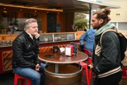 Ingo realisiert, dass er Jenny vorerst verloren hat. Rechts Vitali.