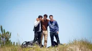 Yun Soo und Luca stützen ihren Freund Roberto auf dem Weg zum Strand (von li nach re: Alberto Jo Lee, Álex González, Andrea Bosca).