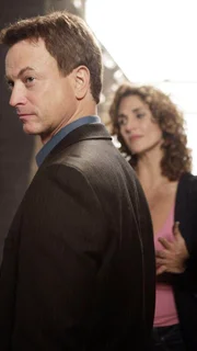 Mac Taylor (Gary Sinise) und Stella Bonasera (Melina Kanakaredes) erfahren, dass die Frau nicht in den Flammen gestorben ist, sondern bereits tot war, als das Feuer ausbrach.