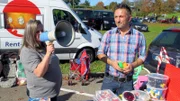 Petra und Mauro geben alles, um die Sachen auf dem Flohmarkt zu verkaufen