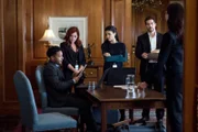 V.l.: Oliver (Brandon Jay McLaren), Maxine (Sarah Greene), Zara (Nazneen Contractor) und Eric (Luke Roberts)