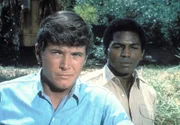 Der Amerikaner Jack Dane (Yale Summers, l.) und der Einheimische Mike Makula (Hari Rhodes, r.) kümmern sich nicht nur um die Tiere im Busch und auf der Station, sondern beschäftigen sich auch mit den Sorgen und Nöten der Menschen ...
