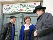 Die neue Haushälterin Inge Haller (Gundi Ellert) begrüßt Pfarrer Braun (Ottfried Fischer, rechts) und Messdiener Armin (Antonio Wannek).
