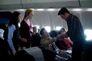 Mit Erschrecken muss Castle (Nathan Fillion, r.) feststellen, dass die Uhr an Aarons (Ben D. Goldberg, 2.v.r.) Arm gefälscht ist. Farrah (Inbar Lavi, l.) und Alexis (Molly Quinn, 2.v.l.) sind geschockt ...