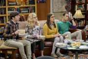 Die Nerds Howard (Simon Helberg, l.), Bernadette (Melissa Rauch, 2.v.l.) und Sheldons Freundin Amy (Mayim Bialik, 2.v.r.) sind geschockt: Ist der Egomane Sheldon (Jim Parsons, r.) noch zu retten?
