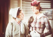 Eliza Jane (Lucy Lee Flippin, r.) bietet Laura (Melissa Gilbert, l.) an, ihre Bücher gemeinsam zu benutzen, um Kosten zu sparen