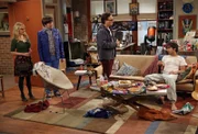Nach einem furchtbaren Date ist Raj (Kunal Nayyar, r.) am Boden zerstört und will sein Apartment nie wieder verlassen. Das können Bernadette (Melissa Rauch, l.), Howard (Simon Helberg, 2.v.l.) und Leonard (Johnny Galecki, 2.v.l.) natürlich nicht hinnehmen ...
