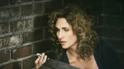 Stella Bonasera (Melina Kanakaredes) stellt fest, dass der Brand in ihrem Apartmenthaus vorsätzlich gelegt wurde.