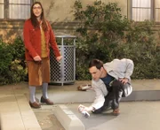 Als die Universität Sheldons (Jim Parsons, r.) Parkplatz an Howard vergibt, beginnt ein Streit, der sich auf die ganze Clique auswirkt, denn auch Amy (Mayim Bialik, l.) und Bernadette geraten deshalb aneinander ...