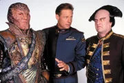 Captain John Sheridan (Bruce Boxleitner,m.), G'Kar (Andreas Katsulas,l.) und Londo Mollari (Peter Jurasik,r.). . Babylon 5
