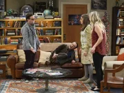 Gelingt es Leonard (Johnny Galecki, l.), Amy (Mayim Bialik, 2.v.r.) und Penny (Kaley Cuoco, r.) den geknickten Sheldon (Jim Parsons, 2.v.l.) nach Berts "Sieg" auf andere Gedanken zu bringen?