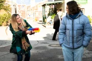 Sarah (Sophie Reiml) will sich mit einer Wassepistole an Till (Marinus Hohmann) rächen.