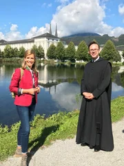 Sonja Weissensteiner mit Pater Prior Maximilian Schiefermüller.