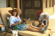 Frankie (Patricia Heaton, l.); Mike (Neil Flynn, r.)
