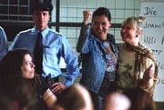 Walter (Katy Karrenbauer, 2.v.re.) gewinnt die Wahl zur Gefangenensprecherin. Ihre Konkurrentin Godzilla (Carrie Anne Hampel) reagiert sauer...