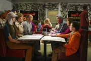 (im Uhrzeigersinn) Cindy (Casey Burke); LuEllen (Lauren Drasler); Merv (Brian Stepanek); Mike (Neil Flynn); Frankie (Patricia Heaton); Brick (Atticus Shaffer)