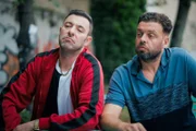 Te Berberi – Wächst ja wieder Folge 5 – Vorhair/Nachhair Knallharte Verhandlungspartner: Vedat Bajrami als Rocki, Florim Brajshori als Daut   2024 Regie: Jyri Pasanen  Drehbuch: Arne Kohlweyer, Garrick Lauterbach, Urs Humbel Produktion: Shocki Film