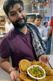 Shubham Sharma mit Opferspeisen für den Gott Krishna