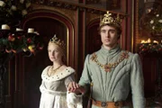 Der Schein muss gewahrt werden und so macht Elizabeth (Rebecca Ferguson, l.) gut Miene zum bösen Spiel. Hat Edward (Max Irons, r.) wirklich eine Geliebte?
