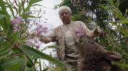 Vaclav Chaloupek zeigt den Bären, daß man die Blumen fressen kann.