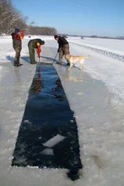 Eisfischen am Mississippi: Sobald die Eisdecke trägt und sich der Mississippi mit schweren Schneemobilen befahren lässt, bereiten die Männer eine besondere Form des Fischfangs vor.
