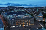 Zusammenbruch der Credit Suisse - Finanzplatz Schweiz unter Druck. Mit jahrelangem Missmanagement, Skandalen und exorbitant hohen Boni ritt die Führung der Credit Suisse die Bank ins Verderben.