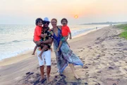 SRF bi de Lüt - Heimweh Staffel 5 Sidonia und Elie mit den Kindern am Strand von Kalpitya, Sri Lanka