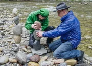 SRF bi de Lüt Wunderland - Emmental BE Staffel 6, Episode 2 Nik Hartmann baut mit Aschi Ulmann an der Emme Steinmandli