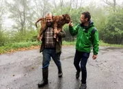 Wunderland - Malcantone TI. Staffel 6, Episode 3. Nik Hartmann (r.) mit Giovanni Berardi (l.), der schottische Hochlandrinder züchtet.