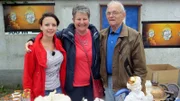 Von links: Jocelyne (19), Christa (64) und Tilo (71) auf dem Flohmarkt.