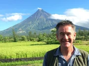 Nigel Marven auf der Insel Luzon. Im Hintergrund der aktive Vulkan Mayon mit einer Höhe von 2462 Metern.
