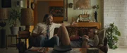 Denis Bouvier (Olivier Mag) kann nicht länger zusehen, wie seine Tochter Lola Bouvier (Chloé Jouannet) leidet. Er überredet sie, die Dinge wieder anzugehen.