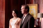 Bee Wolcott (Kara Hayward), William Wolcott (Richard Thomas)