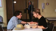 Ilse (Christiane Reiff, r.) läßt sich von Gregor (Santiago Ziesmer) alte Bücher mitbringen. Sie will eine Fälschung eines Sissis-Briefes anfertigen, um an Geld zu kommen (hi. Uta Prelle).