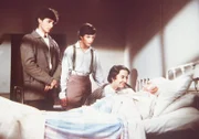 Seine Frau Anna Rosa (Gloria Manos) sowie seine Söhne Stefano (Robert Torti, l.) und Marco (Stephen Manley, 2.v.l.) sind erleichtert, dass Gambini (Jack Kruschen) nicht mehr passiert ist.