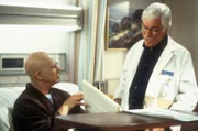 Art Amador (William Christopher, l.); Dr. Mark Sloan (Dick Van Dyke, r.)