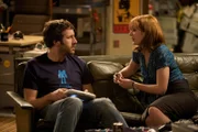 Roy Trenneman (Chris O'Dowd, l.); Jen Barber (Katherine Parkinson, r.)