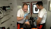 In Halle gibt es einen schwierigen Fall: Eine junge Frau, die von der Polizei aufgegriffen wurde, leidet unter starken Entzugsschmerzen. (Foto: Notfallsanitäter Kevin Raab, li.)