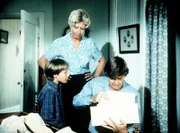 John (Ralph Waite, r.) sucht voller Verzweiflung sein Abschlusszeugnis, das er bei der Armee vorlegen muss, um dort Aufträge zu bekommen. Jeffrey (Keith Mitchell, l.) und Olivia (Michael Learned, M.) sehen ihm dabei zu.