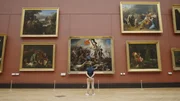 Mirko vor Eugène Delacroix‘ "Die Freiheit führt das Volk" im Louvre. Mirko vor Eugène Delacroix‘ "Die Freiheit führt das Volk" im Louvre.