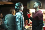 Was wird Hutch (Alphonso McAuley, r.) sagen, wenn Axl (Charlie McDermott, l.) seinen kleinen Bruder zu einer College-Party mitbringen will?