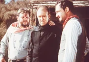Nels Oleson (Richard Bull, M.) erklärt seinen Entführern Max (Todd Susman, r.) und Georgie (Royce D. Applegate, l.), dass sein Plan fehlgeschlagen ist.
