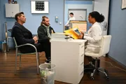 Johannes (Maximilian Schneider, hinten) wittert eine neue Chance, um sich zu profilieren. Von links Deniz (Igor Dolgatschew) und Milan (Vitali Huk), rechts Imani (Féréba Koné).