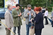 Nachdem Fahri (2.v.l.) und Christian (2.v.r.) einen Kinderschänder vor dem Ersticken gerettet haben, beginnen sich Christians Eltern (Hermann Beyer, l. und Alice Hoffmann, r.) große Sorgen um ihren Ruf im Dorf zu machen ...