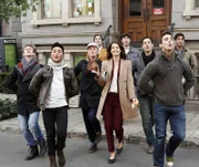 Seit Robin (Cobie Smulders, M.) ihren Verlobungsring trägt, hat sich ihr Leben verändert, denn nun wird sie nicht mehr wie früher von allen Männern begehrt ...